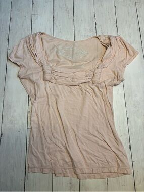 Deletta Blush Scoop Neck Short Sleeve Tee with Ruched Detail
